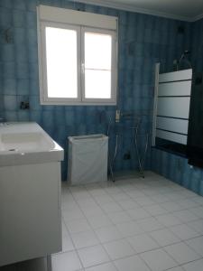 Les DevesesにあるMaite LOCDENIAのバスルーム(洗面台、窓付)