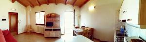 um quarto com uma cozinha com uma mesa e uma mesa sidx sidx em Residenza Cristina em Brenzone sul Garda