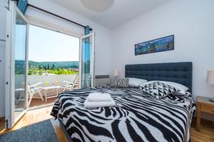 sypialnia z łóżkiem i dużym oknem w obiekcie Francesca Guesthouse w mieście Mlini
