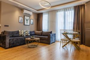 Norah Suites Hotel İstanbul في إسطنبول: غرفة معيشة مع أريكة وطاولة