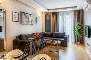 Norah Suites Hotel İstanbul في إسطنبول: غرفة معيشة مع أريكة وطاولة