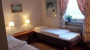 a bedroom with a bed and a lamp at Villa Signedal Hostel in Kvidinge
