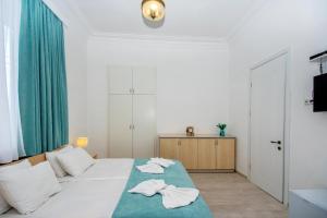 A bed or beds in a room at Lowell Hotel