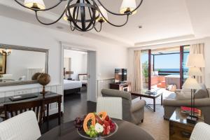 A bed or beds in a room at Kempinski Hotel Bahía Beach Resort & Spa