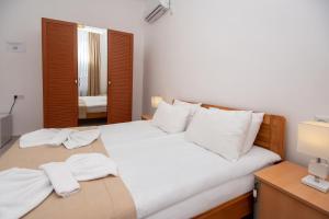 A bed or beds in a room at Lowell Hotel