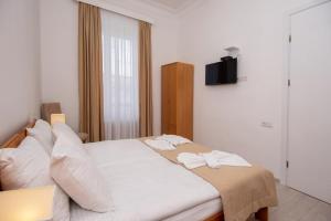 A bed or beds in a room at Lowell Hotel