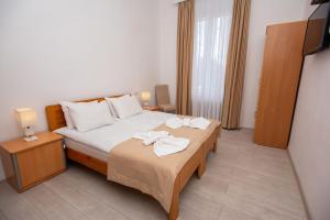 A bed or beds in a room at Lowell Hotel