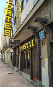 Hostal Cortes في كوينكا: علامة مستشفى على جانب المبنى