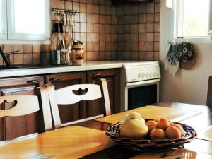 een keuken met een tafel met daarop een schaal fruit bij Seaside House in Aigio