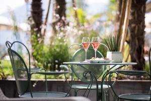 dos vasos de vino están sentados en una mesa en Hotel Der Weinmesser, en Scena