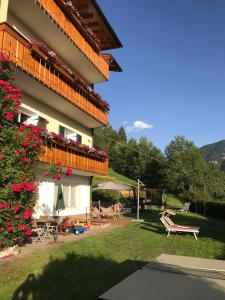 Vista generica sulle montagne o vista sulle montagne dall'interno dell'appartamento