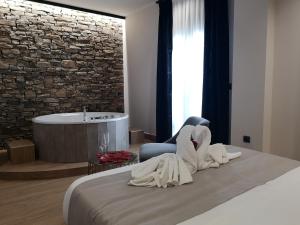 A bed or beds in a room at Aljibe Casa Rural