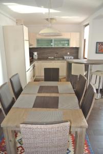 uma cozinha com mesa e cadeiras num quarto em Luxus-Apartment Brioniblick em Fažana