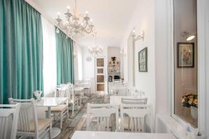 A seating area at Lowell Hotel
