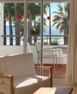 een woonkamer met uitzicht op de oceaan bij Apartamentos Playa Torrecilla in Nerja