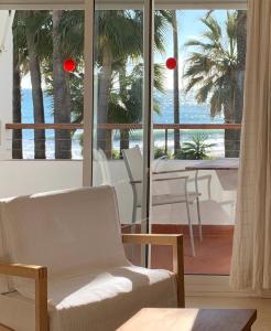 Una sala de estar con vista al mar. en Apartamentos Playa Torrecilla, en Nerja