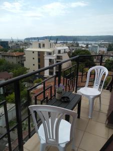 2 sillas blancas y una mesa en el balcón en penyrent, en Varna