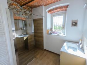 ein Bad mit einer Glasdusche und einem Waschbecken in der Unterkunft Ca' Ninota in Pianfei
