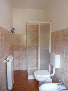 A bathroom at La Regina di Adrano