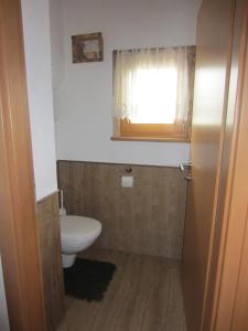 a bathroom with a toilet and a window at Ferienwohnung Spitaler Unterkofler in Hippach