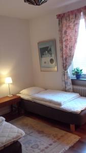 a small bedroom with a bed and a window at Villa Signedal Hostel in Kvidinge