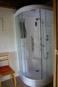 y baño con ducha y puerta de cristal. en Playa La Franca apartamentos, en La Franca