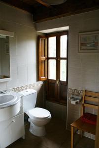 a bathroom with a toilet and a sink at Playa La Franca apartamentos in La Franca