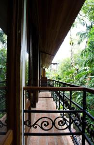 a balcony of a house with a railing at Estalagem Camburi in Camburi