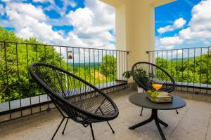 2 sillas y mesa en un balcón con vistas en B&B Plitvice Area Natura, en Selište Drežničko