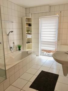 Ένα μπάνιο στο Ferienwohnung am Wald