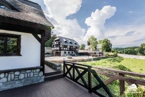 Stara KamienicaにあるRanczo Pod Strzechąの美しい景色を望むバルコニー付きの家