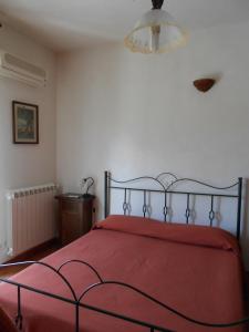 A bed or beds in a room at La Regina di Adrano