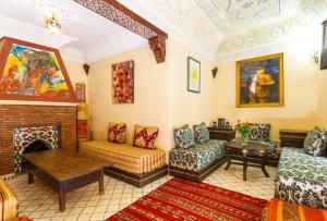 Area soggiorno di Riad le dromadaire bleu by Weekome