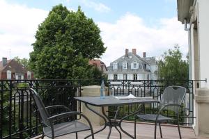 d'une terrasse avec une table et des chaises sur un balcon. dans l'établissement Villa Élyane, à Colmar
