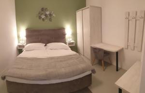 - une chambre avec un grand lit et un bureau dans l'établissement Apartment Adriatico Eterno 1, à Rovinj