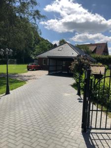 a driveway with a gate in front of a house at Ferienhaus Bäk-Ratzeburg in Bäk