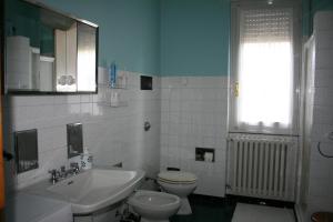 A bathroom at B&B Il Glicine