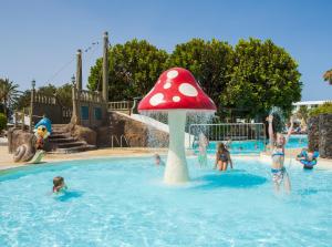 Bazén v ubytování H10 Lanzarote Princess nebo v jeho okolí