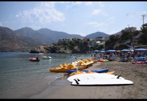 un grupo de barcos en la orilla de una playa en Villa Anna, en Balíon