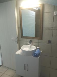 y baño con lavabo y espejo. en Apartment TJK, en Sveti Filip i Jakov