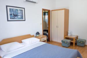 ein Schlafzimmer mit einem großen Bett mit einer blauen Decke in der Unterkunft Rooms Stolfa in Krk