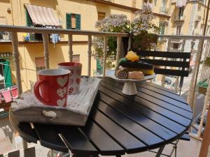 uma mesa com um prato de comida numa varanda em Mary's Sweet Home Napoli em Nápoles