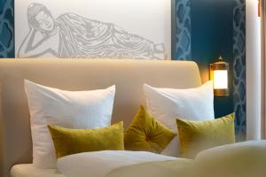 Ein Bett oder Betten in einem Zimmer der Unterkunft Hotel Ling Bao, Phantasialand Erlebnishotel