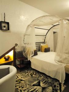 Un pat sau paturi într-o cameră la Le Calao du Lac Rose