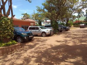 een groep auto's geparkeerd op een parkeerplaats bij Rest Gardens Ltd in Kampala