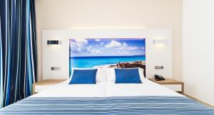 Postel nebo postele na pokoji v ubytování Globales Playa Estepona