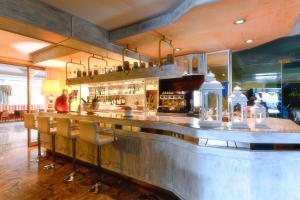 eine Bar in einem Restaurant mit einigen Stühlen in der Unterkunft Hotel Al Sole Terme in Abano Terme