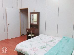 Giường trong phòng chung tại Shinlong Happiness House