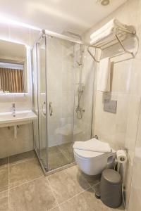 Ένα μπάνιο στο Comfort Suites