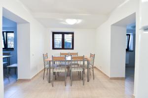 a dining room with a table and chairs at Vila Sabarel in Eforie Sud